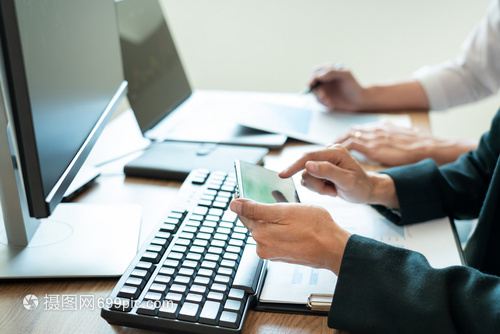 贸易商办公室中的股市图表 商业金融交易所概念的神经中枢